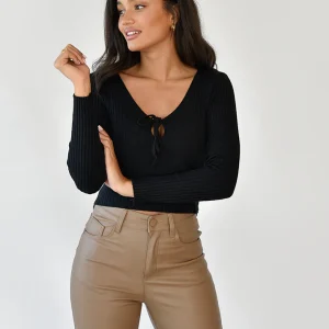 Pull noir à découpe